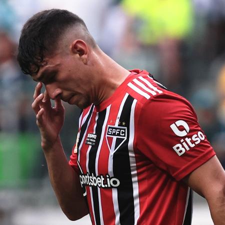Ferraresi, zagueiro do São Paulo, deixa campo do Allianz Parque após ser expulso no clássico contra o Palmeiras - Ettore Chiereguini/AGIF