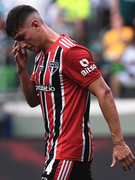 Ferraresi, zagueiro do São Paulo, deixa campo do Allianz Parque após ser expulso no clássico contra o Palmeiras - Ettore Chiereguini/AGIF