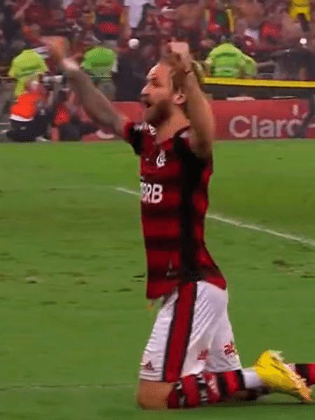 Léo Pereira, zagueiro do Flamengo, atravessa o gramado do Maracanã de joelhos após título da Copa do Brasil - Reprodução/Twitter