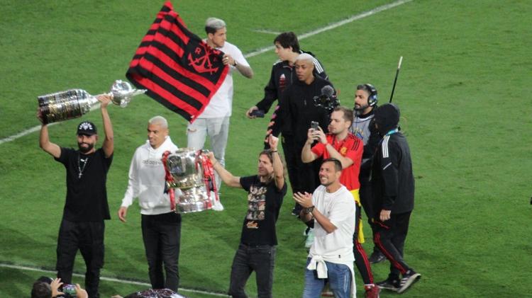 Jogadores do Flamengo levam taças da Copa do Brasil e da Libertadores ao campo - Foto: Luiza Sá/UOL - Foto: Luiza Sá/UOL