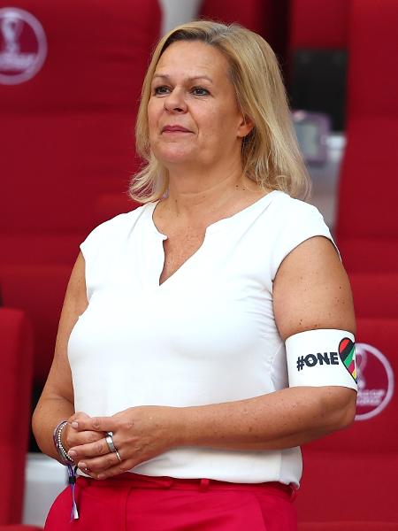 Ministra Federal Alemã do Interior e Comunidade, Nancy Faeser, usa braçadeira "One Love" durante partida entre Japão x Alemanha na Copa - Chris Brunskill/Fantasista/Getty Images