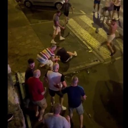 Torcedores do País de Gales e da Inglaterra brigam, em Tenerife, na Espanha - Reprodução/Twitter