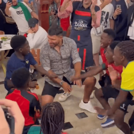 Aguero dançando com fãs durante a Copa do Mundo de 2022, no Qatar - Reprodução/Twitter