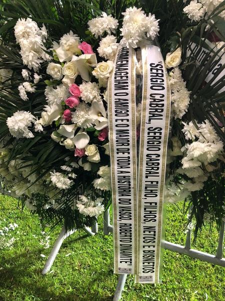 Coroa de flores enviada ao velório de Dinamite e assinada por "Sérgio Cabral, Sérgio Cabral Filho, filhos, netos e bisnetos" - Bruno Braz / UOL Esporte