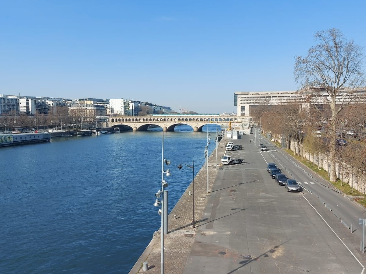 Qualidade da água do rio Sena, em Paris, obriga a cancelar prova