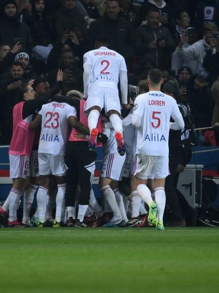 Jogadores do Lyon celebram gol contra o PSG, em duelo pelo Campeonato Francês - FRANCK FIFE / AFP