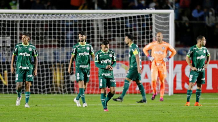 Jogadores do Palmeiras se lamentam após gol do Bolívar na Libertadores do ano passado