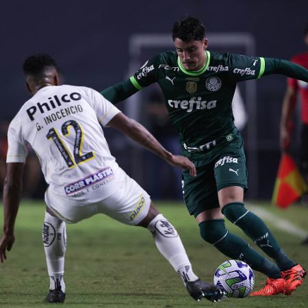 Gabriel Inocêncio e Piquerez disputam a bola em Santos x Palmeiras, duelo do Campeonato Brasileiro