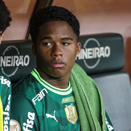 Endrick no banco do Palmeiras durante partida contra o Atlético-MG - Rodney Costa/Zimel Press