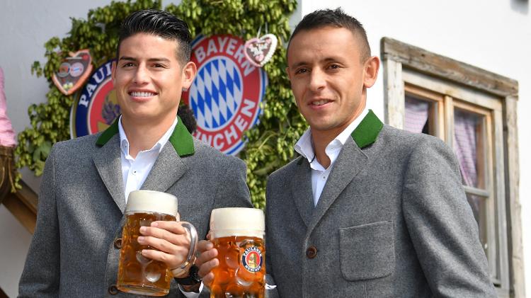 Rafinha e James Rodriguez em evento na Oktoberfest na época em que atuavam pelo Bayern de Munique