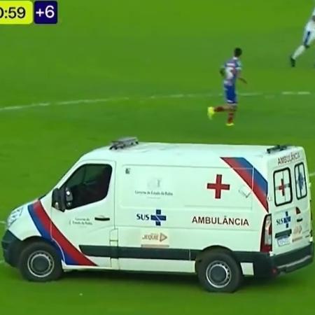 Ambulância invade campo de jogo durante partida do Bahia
