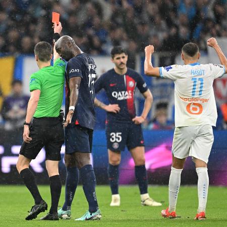 Beraldo, do PSG, recebe cartão vermelho em duelo com o Olympique