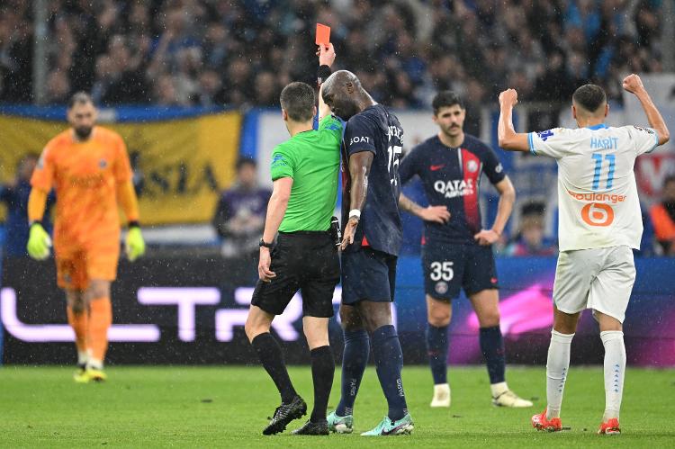 Beraldo, do PSG, recebe cartão vermelho em duelo com o Olympique, pelo Campeonato Francês