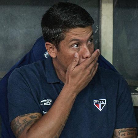 Thiago Carpini, técnico do São Paulo, se lamenta durante jogo contra o Flamengo