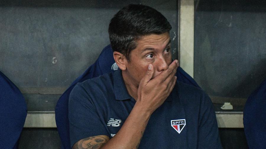 Thiago Carpini, técnico do São Paulo, se lamenta durante jogo contra o Flamengo