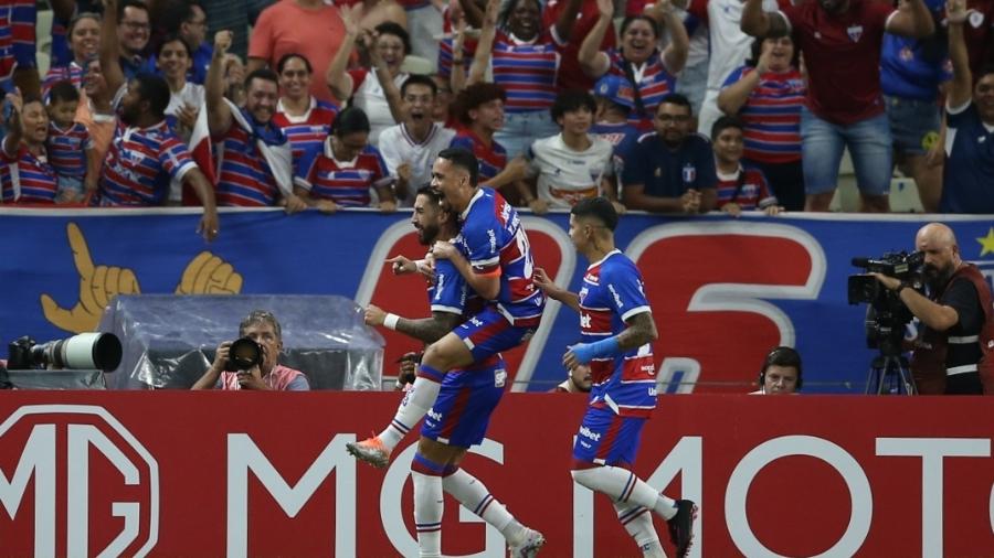 Fortaleza comemora gol de Lucero contra o Boca Juniors na Arena Castelão