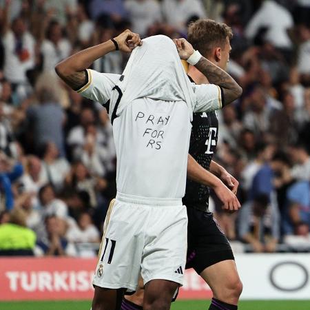 Rodrygo com a mensagem 'Rezem pelo RS' por baixo da camisa do Real Madrid