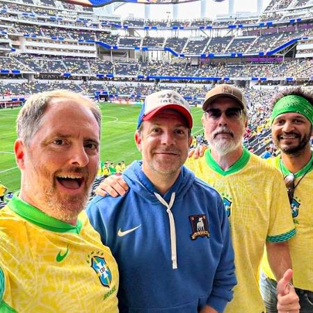 Ted Lasso no jogo da seleção brasileira: Jason Sudeikis, de azul