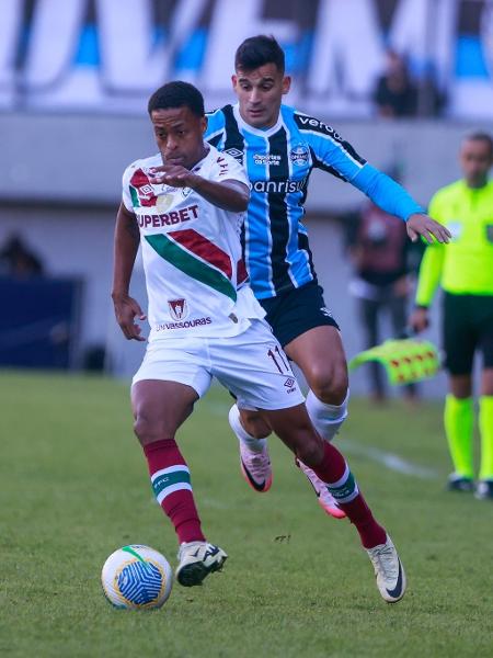 Keno, do Fluminense, escapa da marcação do Grêmio em jogo do Brasileirão