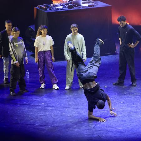 Exibição de breaking durante evento cultural organizado pelas Olimpíadas de Paris 2024