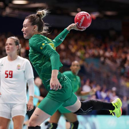 Larissa Araújo, da seleção feminina de handebol, durante jogo contra a Hungria, pelas Olimpíadas de Paris-2024