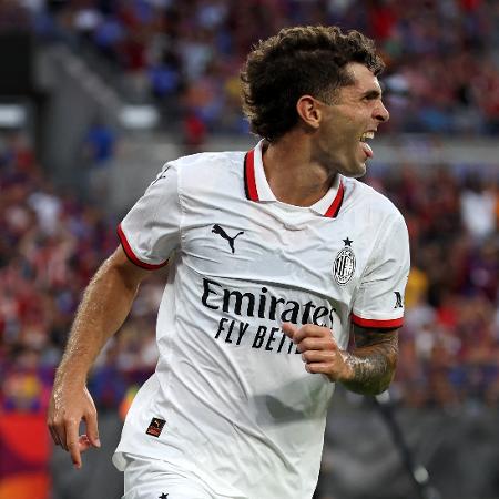 Pulisic comemora gol do Milan em amistoso contra o Barcelona