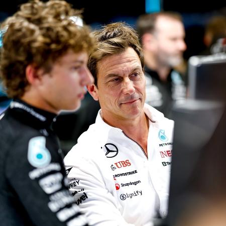 Toto Wolff e o italiano Kimi Antonelli, que será titular da Mercedes em 2025