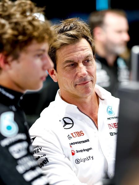 Toto Wolff e o italiano Kimi Antonelli, que será titular da Mercedes em 2025