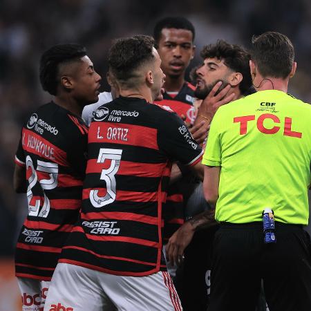 Confusão generalizada durante partida entre Corinthians Flamengo pelo Brasileirão - Ettore Chiereguini/AGIF