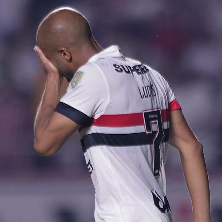 Lucas se lamenta após perder pênalti em São Paulo x Botafogo