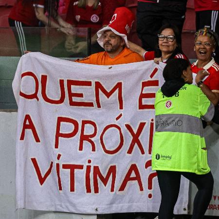 Torcedor do Inter com faixa no jogo contra o Fluminense, pelo Brasileirão