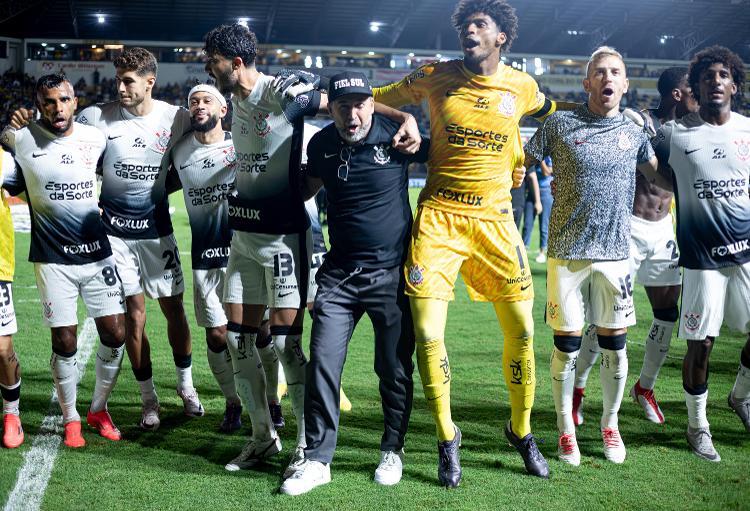 Augusto Melo, presidente do Corinthians, comemorando junto ao elenco vitória contra o Criciúma Augusto Melo, presidente do Corinthians, comemorando junto ao elenco vitória contra o Criciúma