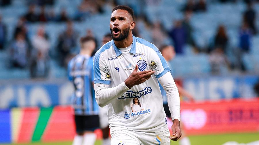 Islan, do CSA, comemora classificação na Copa do Brasil após empate com o Grêmio em Porto Alegre