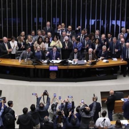 Deputados comemoram a aprovação do projeto que torna permanente Lei de Incentivo ao Esporte Deputados comemoram a aprovação do projeto que torna permanente Lei de Incentivo ao Esporte