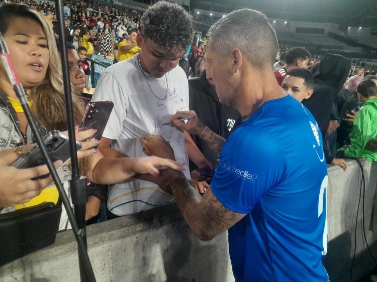 Materazzi autografa camisa de fã após jogo beneficente entre Brasil e Itália, no Maracanã Materazzi autografa camisa de fã após jogo beneficente entre Brasil e Itália, no Maracanã