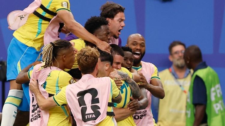 Jogadores do Brasil comemoram gol na Copa do Mundo