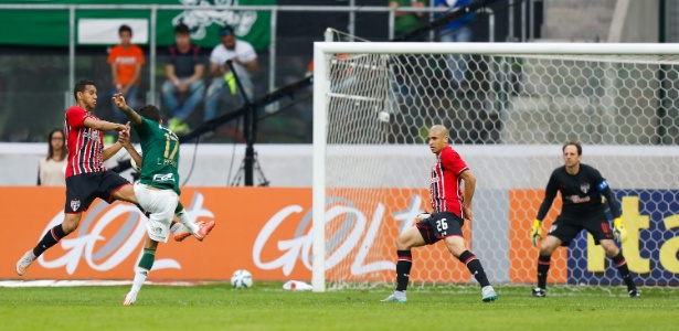 Leandro Pereira chuta para marcar para o Palmeiras no clássico contra o São Paulo (28/06) - Alexandre Schneider/Getty Images