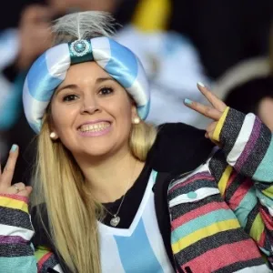 Bela torcedora acompanha jogo entre Argentina e Paraguai - AFP PHOTO / YURI CORTEZ