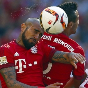 Vidal disputa a bola de cabeça na partida entre Bayern de Munique e Augsburg - MICHAEL DALDER/REUTERS