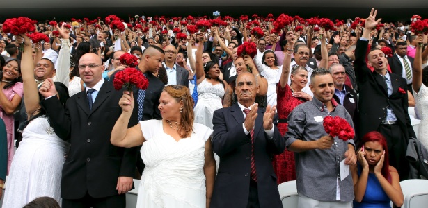 400 casais estiveram no estádio do Corinthians para casamento comunitário - REUTERS/Paulo Whitaker