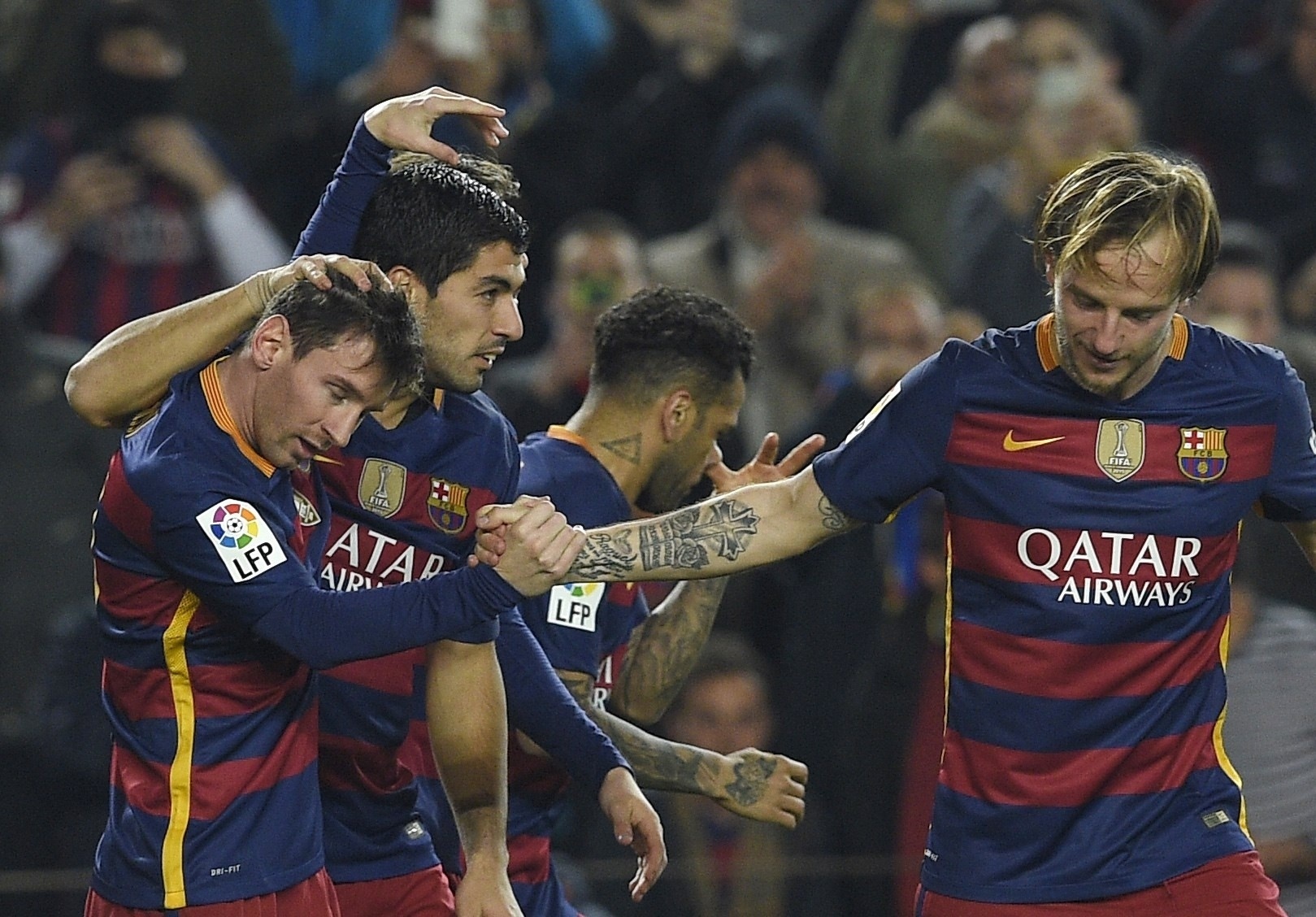 Jogadores do Barcelona comemoram o gol de Luiz Suárez contra o Athletic Bilbao em jogo válido pela Copa do Rei - AFP PHOTO / LLUIS GENE