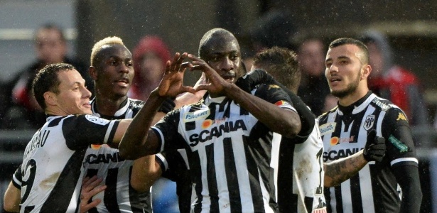 Jogadores do Angers comemoram gol contra o Monaco - AFP PHOTO / JEAN-FRANCOIS MONIER