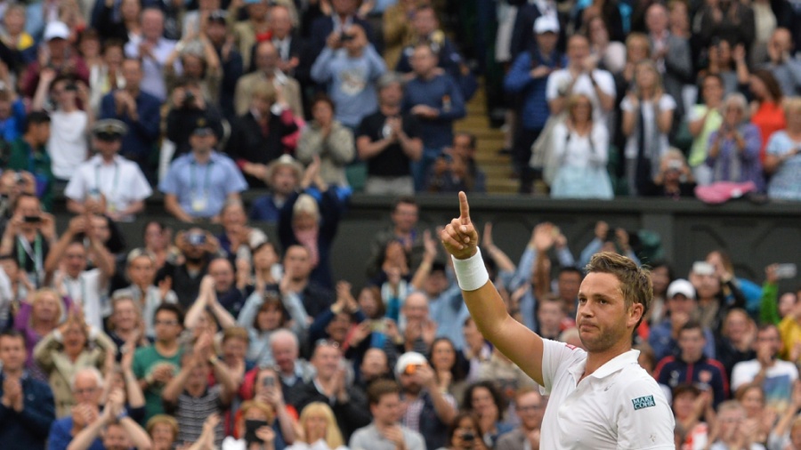 Willis agradece ao público em Wimbledon após derrota para Federer em 2016 - Glyn Kirk/AFP