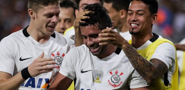 Guilherme é cumprimentado pelos colegas de Corinthians: destaque em jogos recentes - Rodrigo Gazzanel/Agência Corinthians