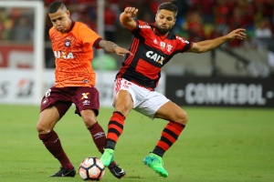 Diego deixa campo com torção no joelho e fará exame: “Estou preocupado”