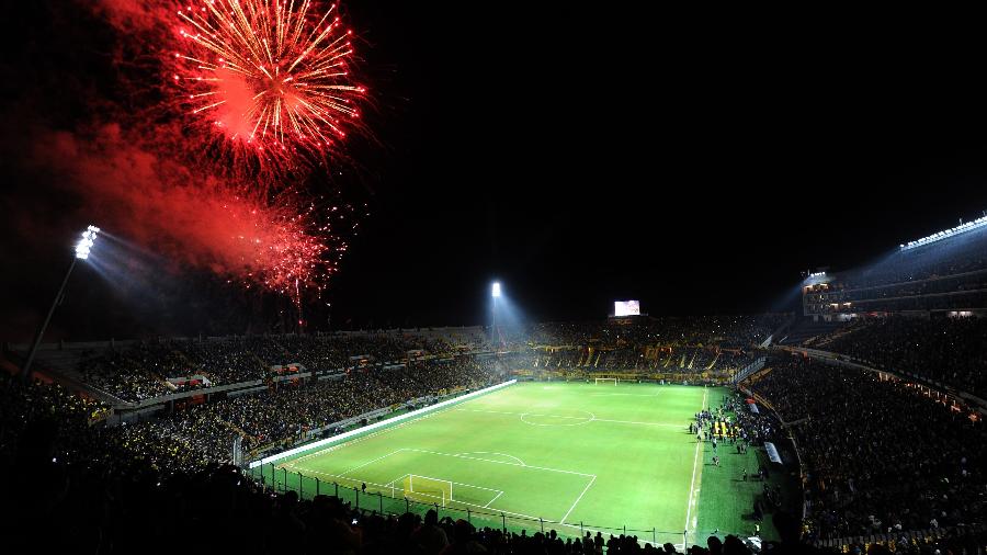 O estádio Campeão do Século será o palco da partida decisiva entre Peñarol e Flamengo - Miguel Rojo/AFP Photo