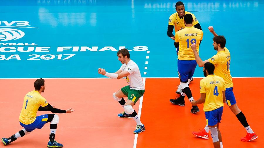 Brasileiros comemoram ponto contra os russos na Liga Mundial - Divulgação/FIVB