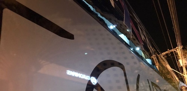 Detalhe do vidro quebrado por pedradas e garrafadas em Belo Horizonte - Divulgação