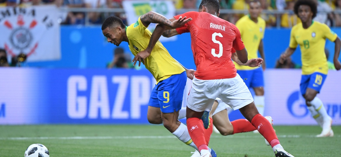 Gabriel Jesus se enrosca com Akanji, na Suíça, em lance polêmico da estreia do Brasil na Copa - Xinhua/Li Ga