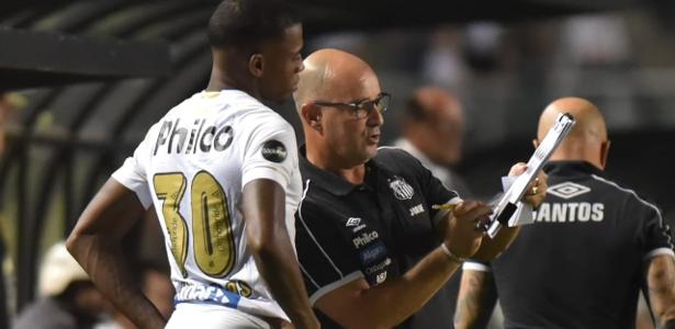 Jean Lucas ouve instruções antes de entrar em jogo do Santos - Ivan Storti/Santos FC